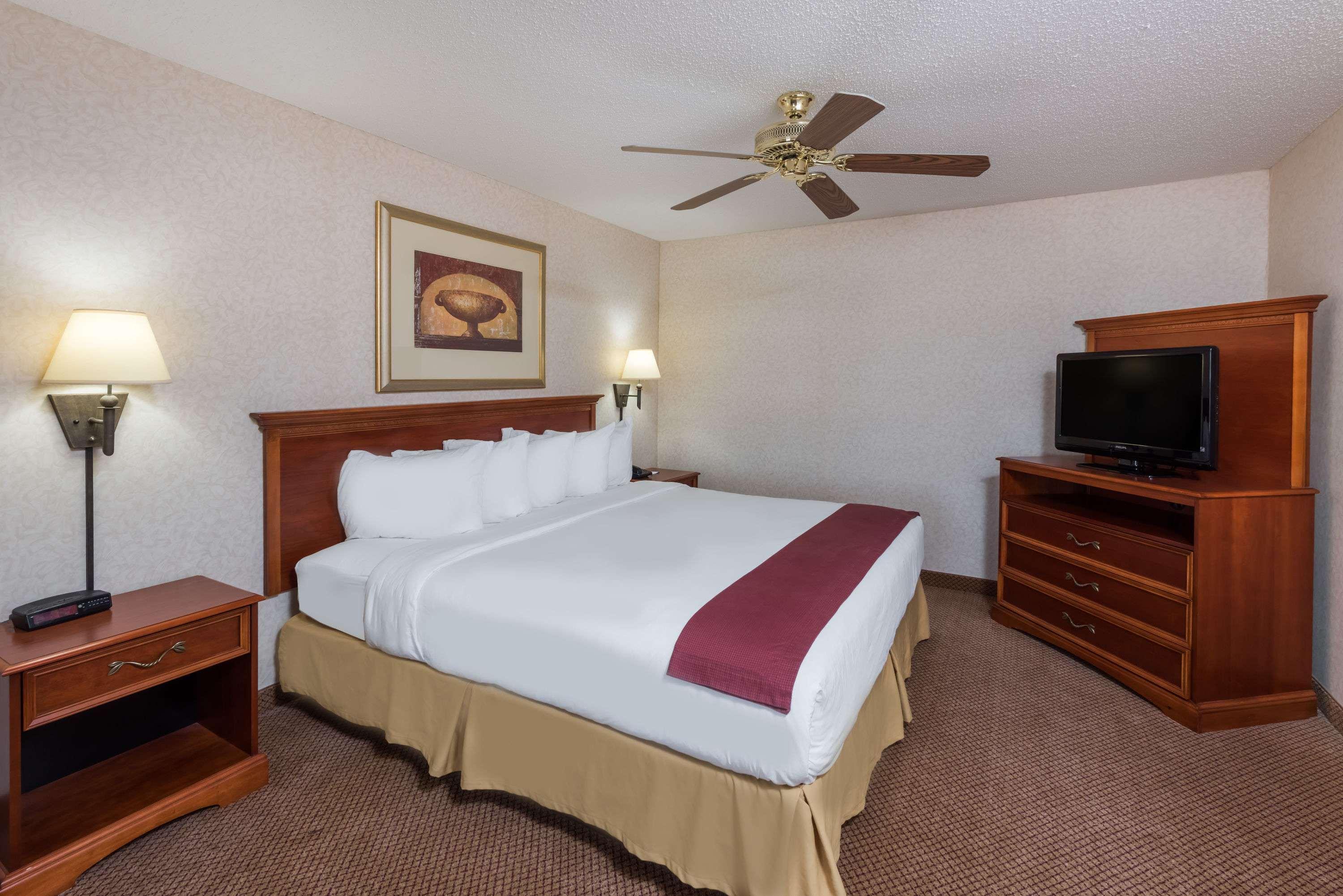 Seasons Inn & Suites Highland Экстерьер фото